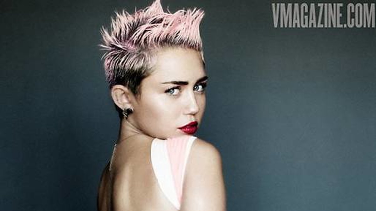 Miley visar rumpan i V. 